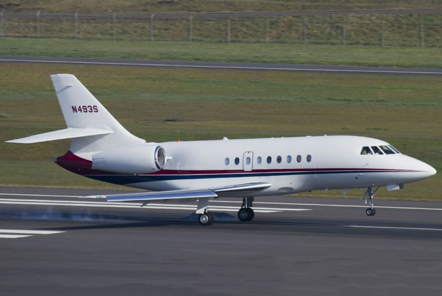 Falcon 2000EX SN064 Model in White Touch Down on Runway